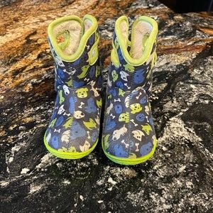 Toddler Boggs boots size 8